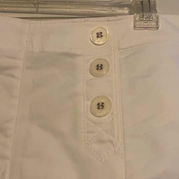 The Limited white sz 4 sailor shorts w/ decorative buttons & functional zipper - Picture 2 of 10